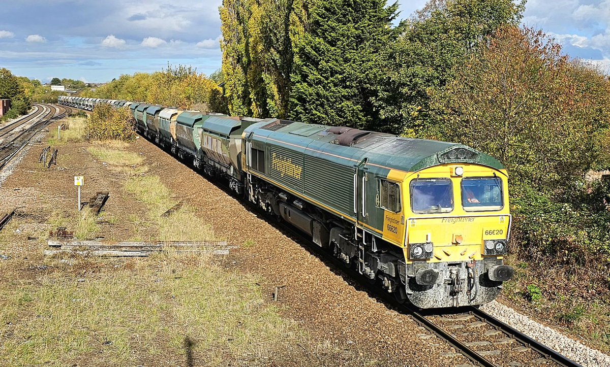 Harrod15S's tweet image. 66620 at Swinton (S.Yorks) this lunchtime working 6M29 Hull Dairycoates Tilcon to Tunstead SDGS (stopped for a driver change too)
#class66 #trains #Freightliner #ukrailfreight #Swinton
