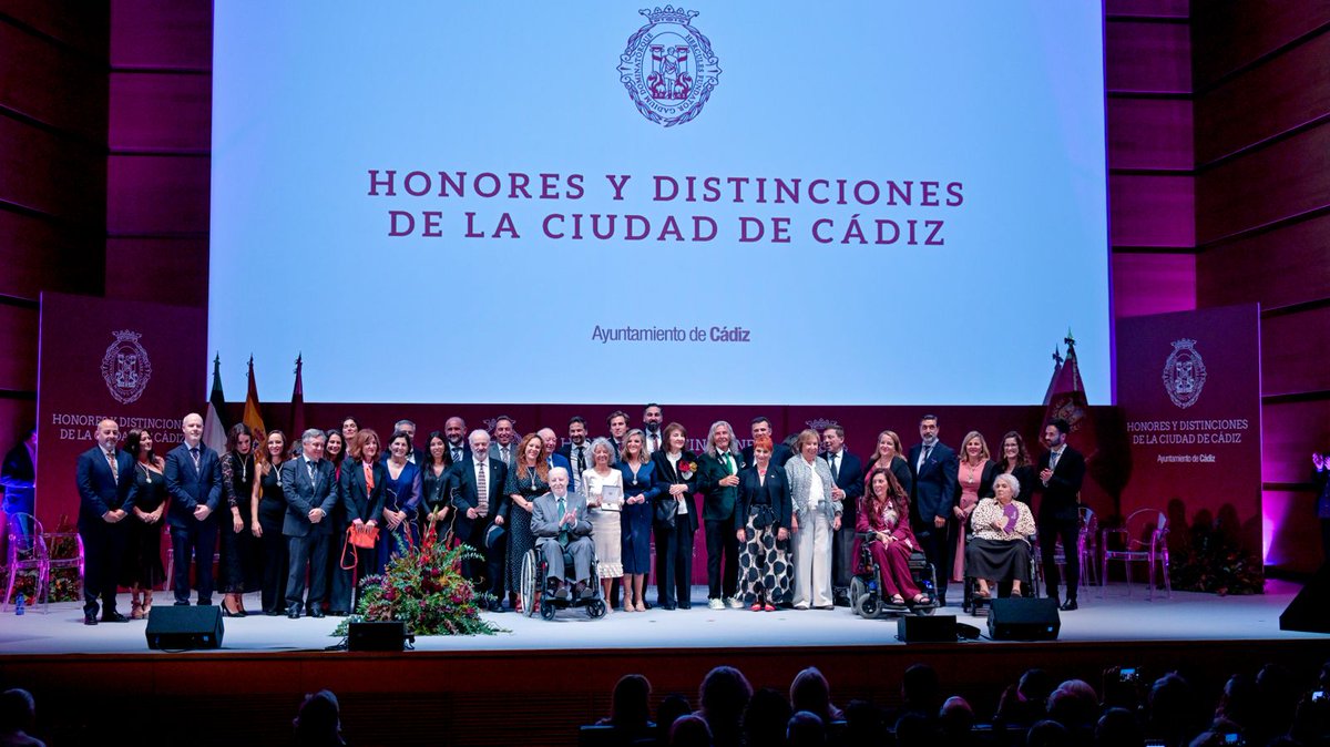 ✅ #Cádiz entrega sus Honores y Distinciones, Títulos de Hijos Predilectos, Adoptivos y Medallas de Oro de la ciudad 2025

¡Enhorabuena a tod@s! ❤️

🔵 HIJOS E HIJAS PREDILECTAS:

Mayte Córdoba
Antonio Reguera
José Luis Pájaro
Elvira Lindo
Joaquín Hernández ‘Kiki’
Antonio Martín