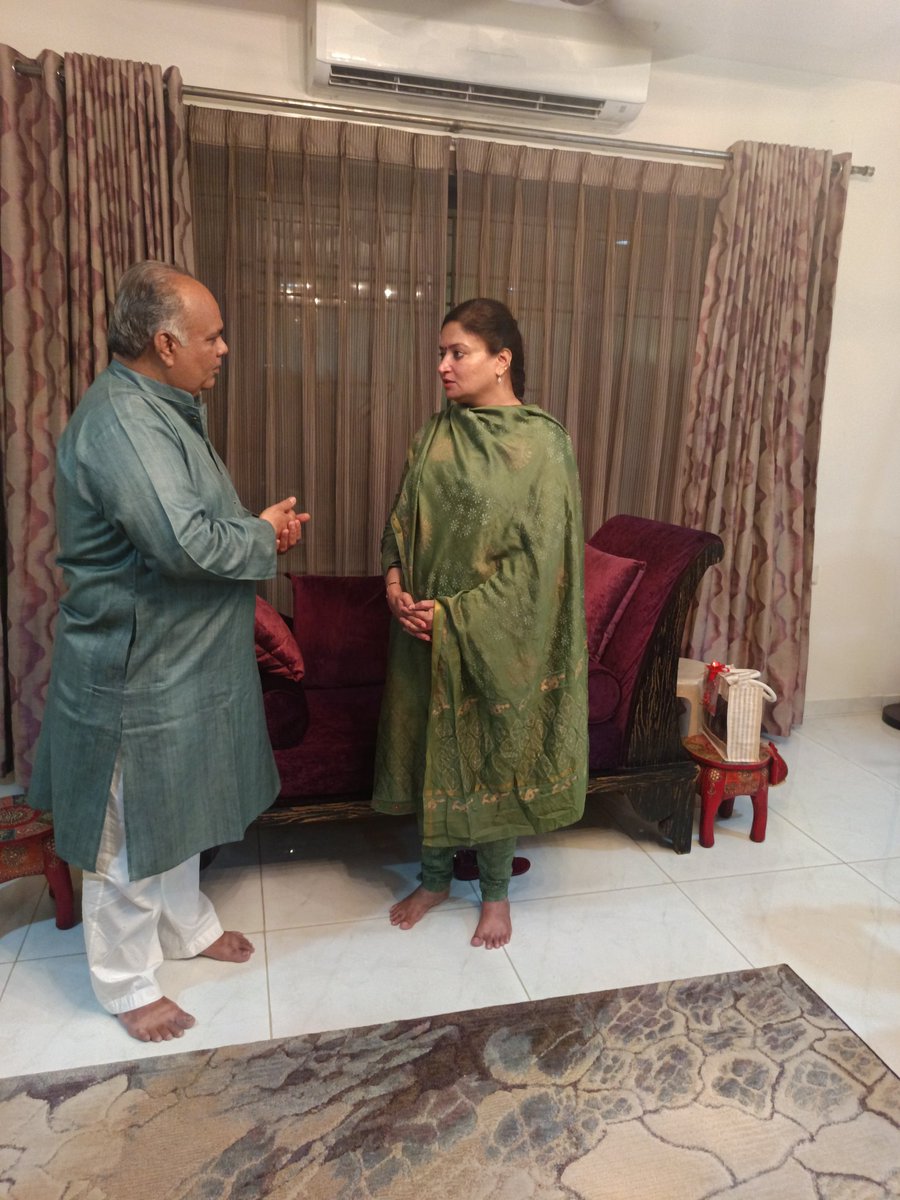 Conveyed New Year wishes to our MP Shri Poonamben Maadam at her house on New Year eve.

<a href="/PoonambenMaadam/">Poonamben Maadam</a> <a href="/MPJamnagaroffic/">Office of Poonamben Maadam</a>