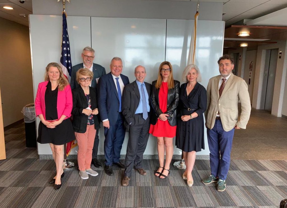 Met Gary Gensler (vierde rechts) van de SEC besprak ik de DONT’S van de DGITALE EURO. #CBDC. Die we onvermijdelijk krijgen met D66 en VVD in de regering. Stem  #BVNL  Laat het niet zover komen. Bescherm uw vrijheid!