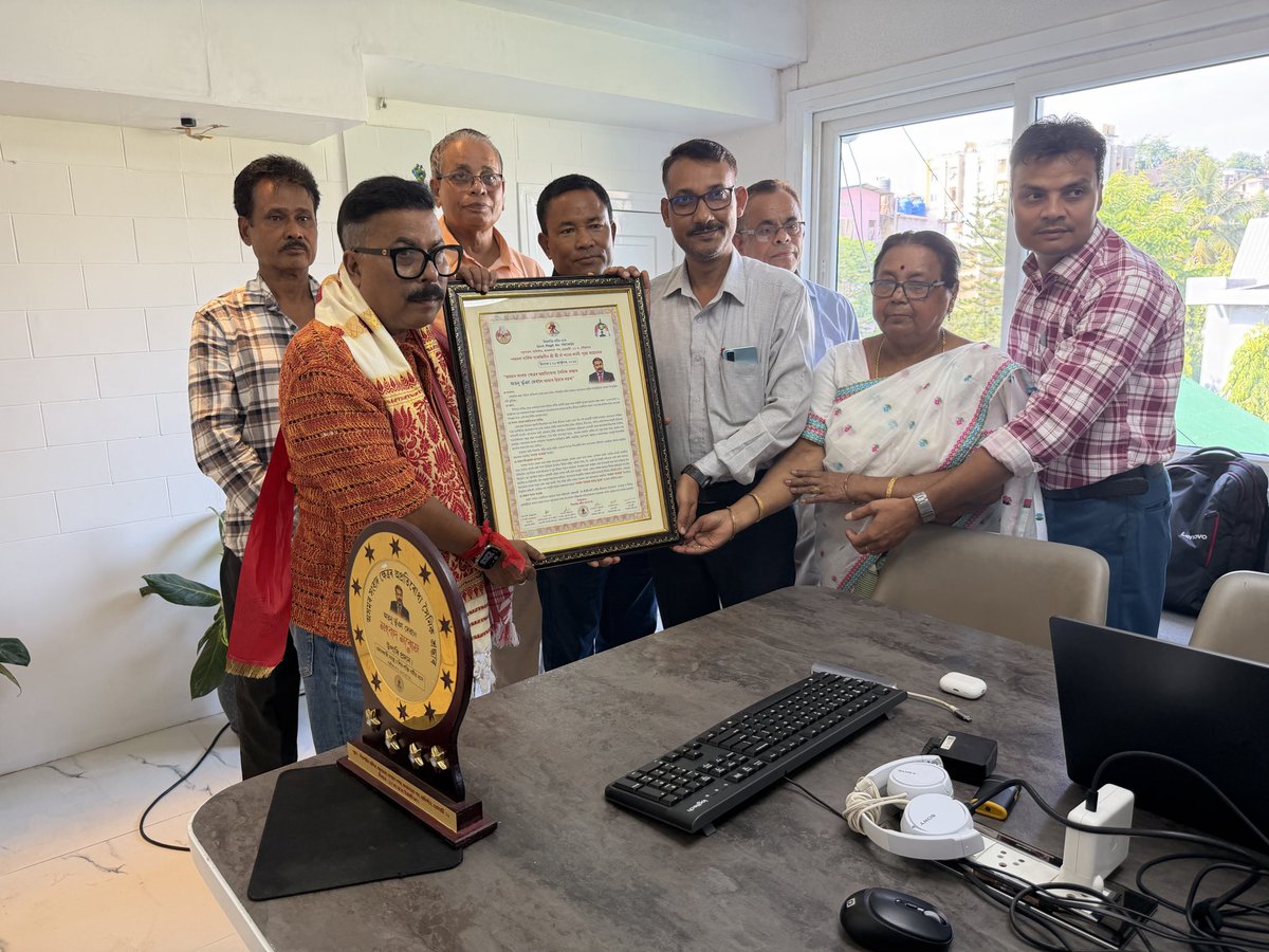 atanubhuyan's tweet image. My sincere gratitude to Guwahati Maligaon's Shivashakti Dharmiya Nyaikh for honouring me with 'Sangbad Saroj' title this Kali Puja.
I was unable to attend the programme. Committee members led by their President Dipali Talukdar came to my office today.
Once again, I am honoured…