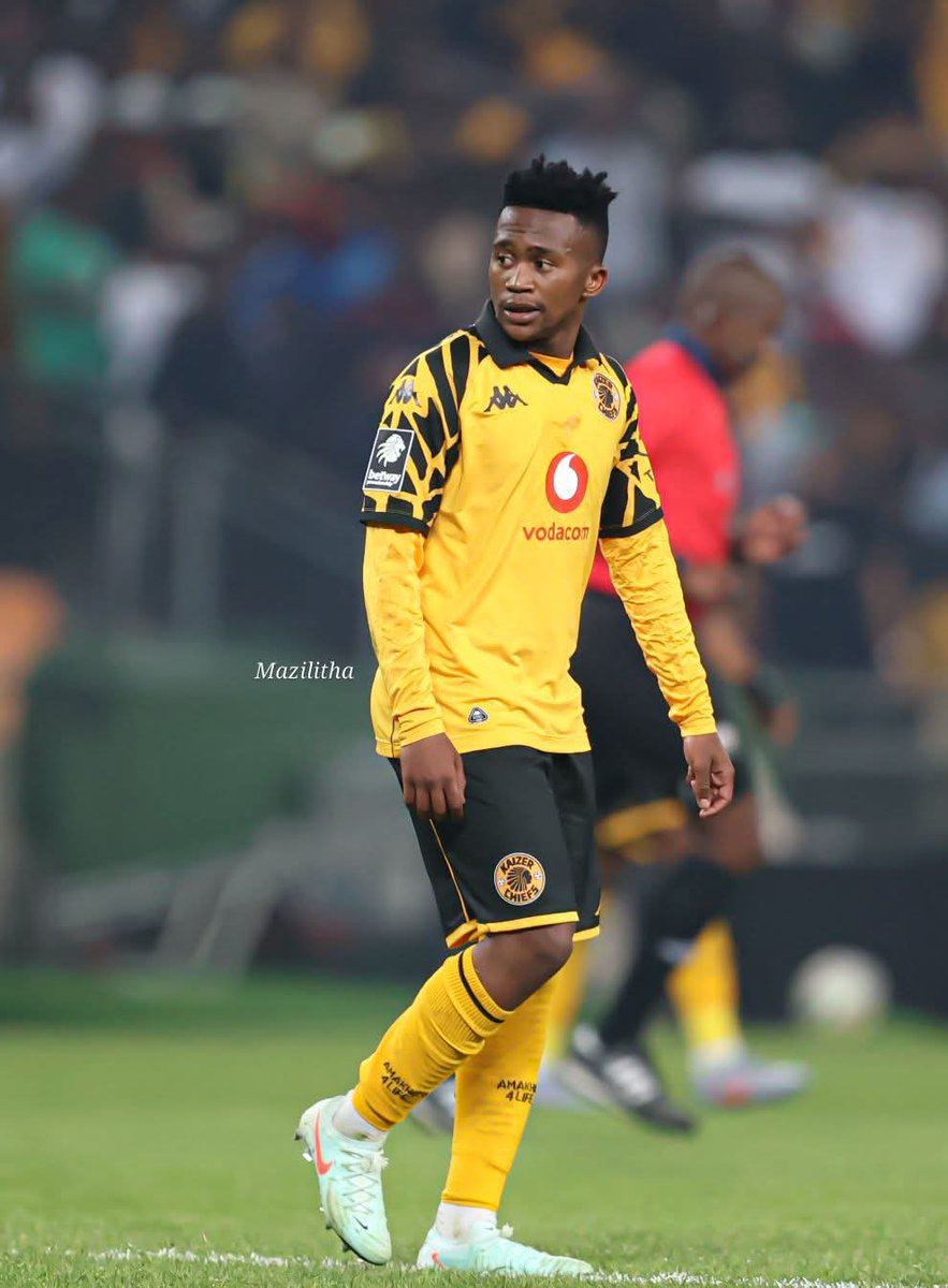 Litha_Stokwe's tweet photo. I honestly do not understand why the current best player at Kaizer Chiefs was playing as a second striker against Siwelele. Our coaches our fixing what was not broken, Mdu Shabalala was giving his all but one could tell that he was extremely uncomfortable. https://t.co/WsMzXsT8am