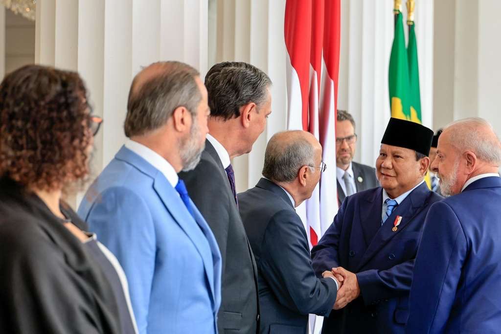 É uma honra retribuir a visita de Estado que o Presidente Prabowo Subianto fez ao Brasil em julho último. A Parceria Estratégica, que lancei em minha primeira visita a Jacarta em 2008, se mostra cada vez mais relevante e atual. Somos grandes democracias, sociedades vibrantes e