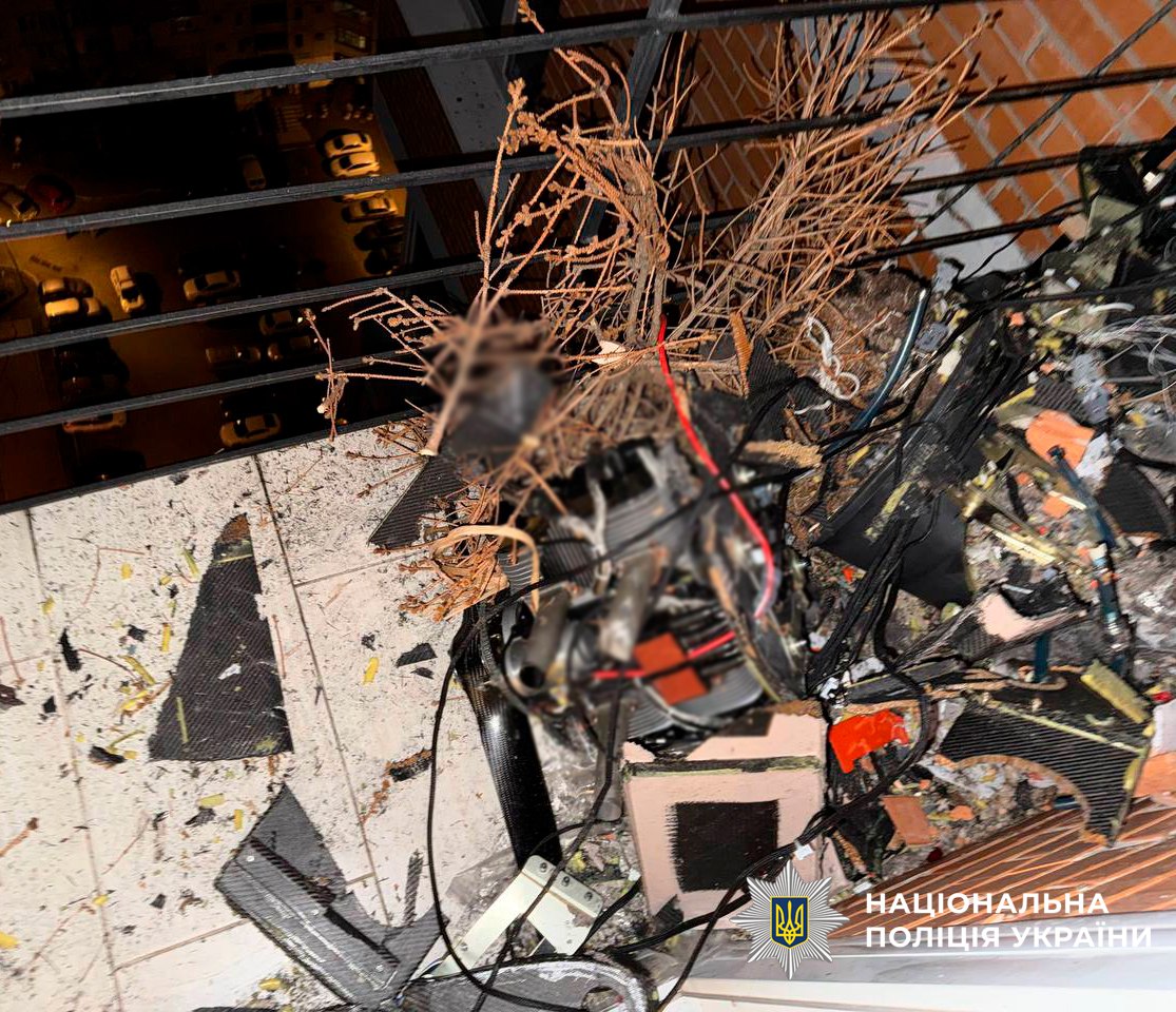 У Києві два БпЛА влетіли у багатоквартирні будинки, але не здетонували. 

Це сталося в Деснянському та Оболонському районах. Вибухотехніки забрали вибухові частини безпілотників та вивезли їх для ліквідації на полігоні.