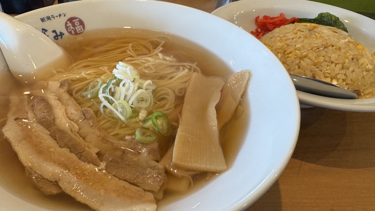 d_master3103986's tweet photo. 予定の合間を縫って念願のなみ福へ！
楽久の味を引き継いだ難波さんが楽久閉店日に店主へ花束を渡した時の写真が飾ってあり、ひとり感極まりそうになりながらも、絶景と共に味わう繊細なスープと柔らかく深い味のチャーシューは最高の一杯でした。 https://t.co/T74simyKtn