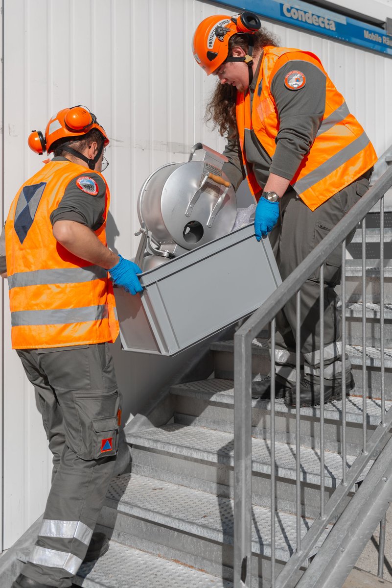 PCiVD's tweet image. Cours spécialiste PBC

Souvent ignorée du public, la protection des biens culturels est une mission essentielle de la PCi-VD. Les miliciens sont formés aux bonnes pratiques pour mettre en lieu sûr des objets à valeur patrimoniale, lors d'une évacuation.

📸 Jérémy Tacheron