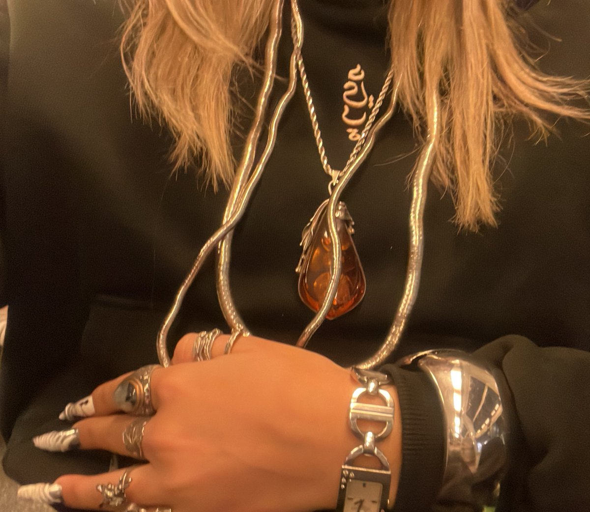 je suis entrain de mettre mes bijoux dans le rer parce que j’ai pas eu le temps ce matin et y’a un mec qui m’a dit « c toi qui a volé le louvre »