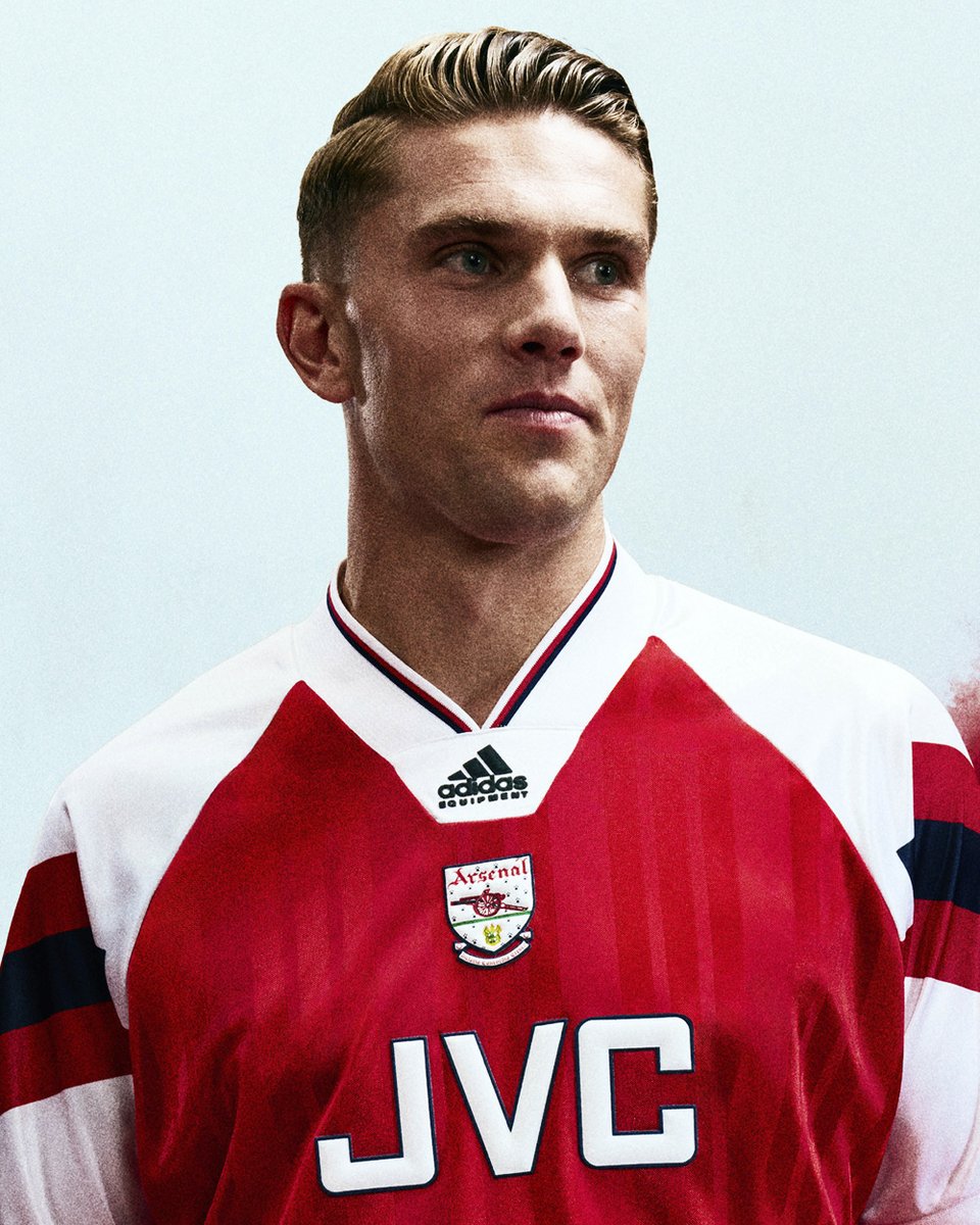 快進撃を続け優勝トロフィー🏆を手にした 92-93と93-94シーズンの歓喜