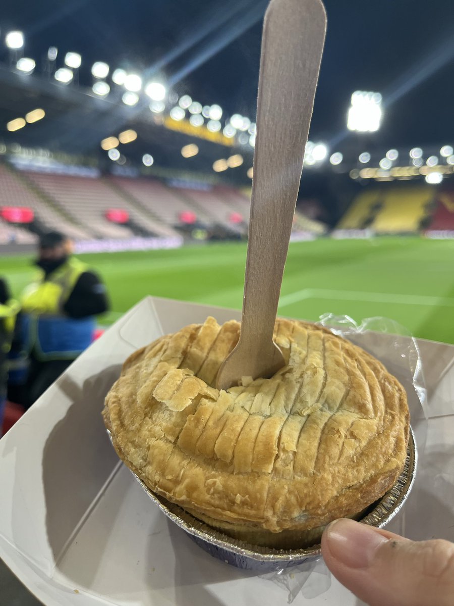 footiepiecharts's tweet image. Away day 6, Pie 6

📍 Vicarage Road, @WatfordFC 
🥧 Steak &amp;amp; Ale
💴 £21.90 (2 x 🥧 &amp;amp; 2 x 🥤&amp;amp; 2 x crisps)

#PieCharts #RateMyPie