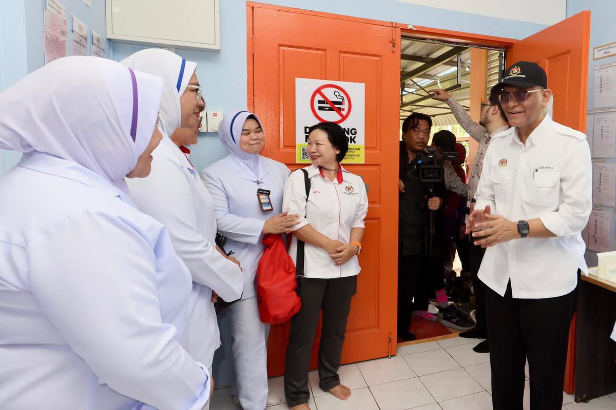 Salam 🇲🇾 MADANI 💚 dari Pantai Timur Sabah 🌊 Hari Ke-2.

Pagi ini saya meninjau sendiri keunikan perkhidmatan kesihatan di persisiran Sabah melalui Klinik Bot Bergerak Komuniti Semporna (PKD Semporna) - daripada pemantauan wabak, rawatan ibu &amp; anak, sehinggalah kepada
