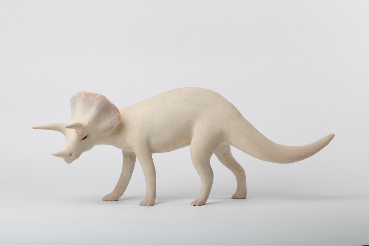 《トリケラトプス》2021年
昨日のステゴサウルスと対にして門番のように展示しました。狛犬や仁王のような「バディもの」はイメージが膨らむので昔から好きな構成です。