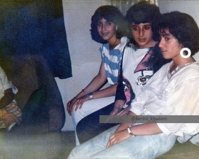 متولدین اواخر دهه چهل در پارتی های اواسط دهه شصت، با وجود اینکه اینجاها فینگیل بچه بودم و فقط گاهی اجازه پیدا میکردم بینشون باشم ولی تیپ ها، عطر، ادکلن ها، موزیک ها، رقص ها و حتی چسی هاشون با تک تک سلول هام یادمه😜 مثلا سیم دندون اینها خودش چسی بود 😜