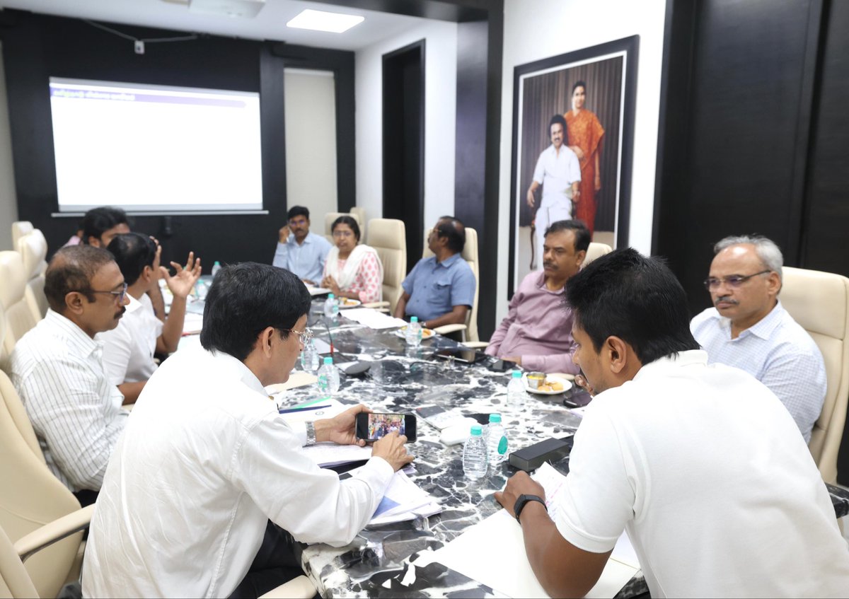 பருவமழை தொடர்பாக சென்னை மற்றும் புறநகர் பகுதிகளில் பல இடங்களில் தொடர்ந்து ஆய்வுகளை மேற்கொண்டு வருகிறோம்.

இந்த ஆய்வுகளின் அடிப்படையில், நடந்துள்ள பணிகள் குறித்தும், செய்ய வேண்டிய பணிகள் குறித்தும் மாநகராட்சி, நெடுஞ்சாலை, குடிநீர் வழங்கல், மின்வாரியம் உள்ளிட்ட பல்வேறு துறை