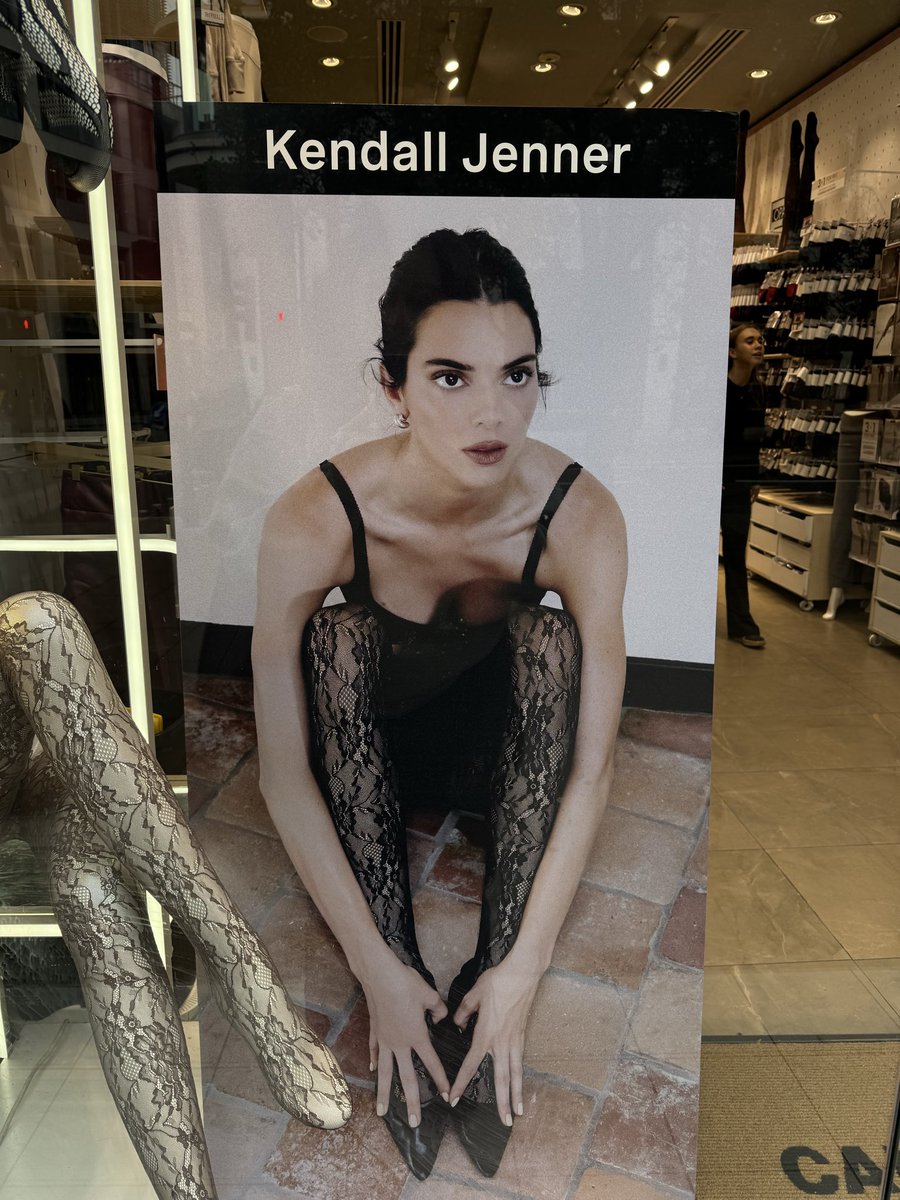 favkendalls's tweet photo. my favourite part about living in London. Hello @KendallJenner ❤️ https://t.co/6HoP7bFiMB