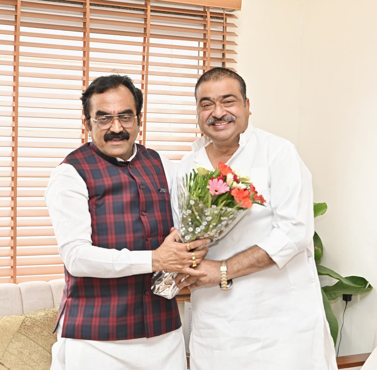 Office Of Rakesh Singh (@ofcrakeshsingh) on Twitter photo लोक निर्माण मंत्री माननीय श्री <a href="/MPRakeshSingh/">Rakesh Singh</a> जी से आज भोपाल स्थित निवास कार्यालय पर प्रतापगढ़, उत्तरप्रदेश के पूर्व सांसद श्री <a href="/GopalJiMLC/">कुँवर अक्षय प्रताप सिंह गोपाल जी</a> जी ने सौजन्य भेंट की। लोक निर्माण मंत्री माननीय श्री <a href="/MPRakeshSingh/">Rakesh Singh</a> जी से आज भोपाल स्थित निवास कार्यालय पर प्रतापगढ़, उत्तरप्रदेश के पूर्व सांसद श्री <a href="/GopalJiMLC/">कुँवर अक्षय प्रताप सिंह गोपाल जी</a> जी ने सौजन्य भेंट की।