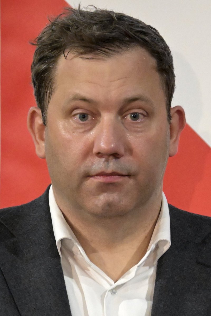 Würden Sie diesem Mann all Ihr Geld anvertrauen? Nein? Tja, schade, denn Sie haben keine Wahl.
(Foto von gestern Abend)