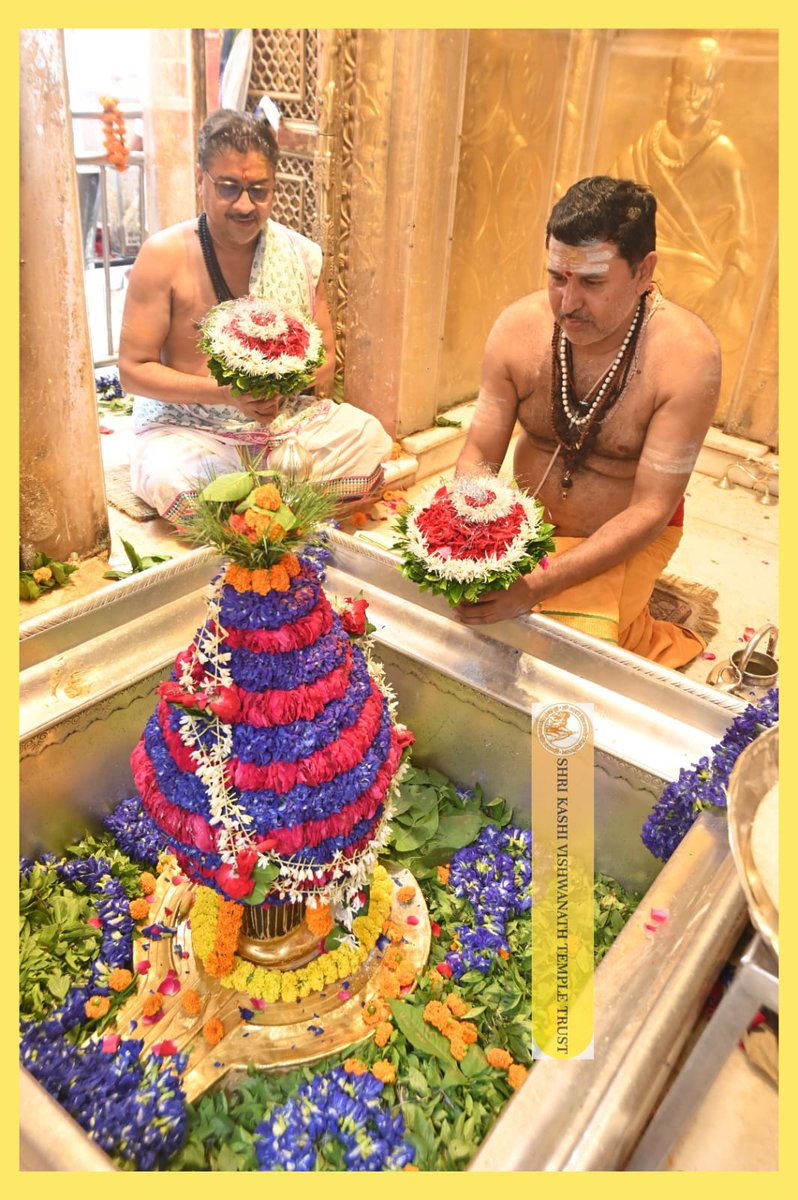 ShriVishwanath's tweet image. श्री काशी विश्वनाथ जी की मध्यान्ह-भोग आरती I
#kashi #darshan #kashivishwanath #VishwanathDham #blessings