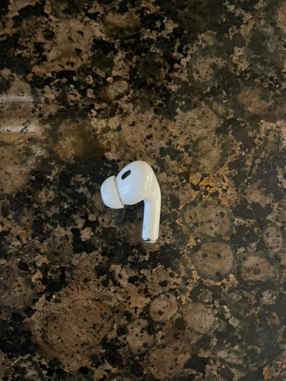 Se ha encontrado un casco cerca de la cafetería Morrison, en Torrelavega. 
Si crees que puede ser tuyo, mándanos un mensaje privado. ¡Así te ayudamos a recuperarlo!