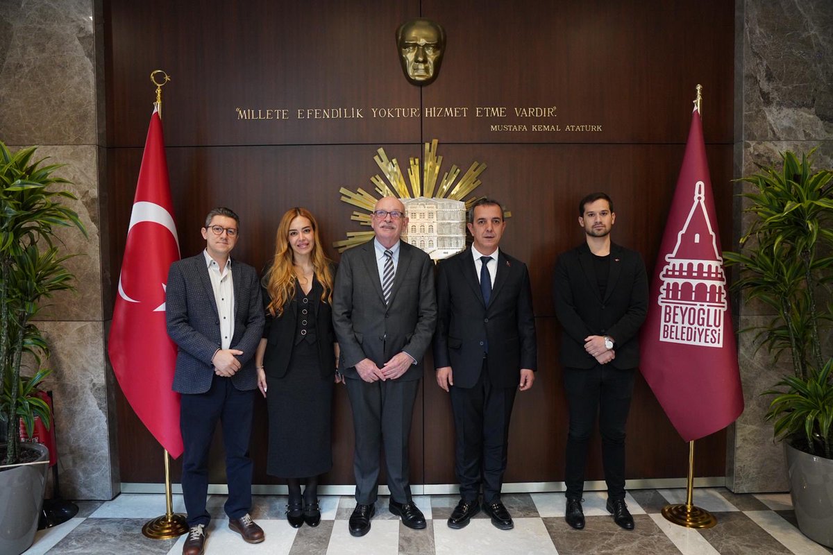 I was glad to meet with Mr Sefer Karaahmetoglu, Acting Mayor of Beyoglu, to thank him for all the support given by his district over the years to the <a href="/ConsulmexETB/">Consulmex Estambul</a> .
We talked about future joint cultural projects.