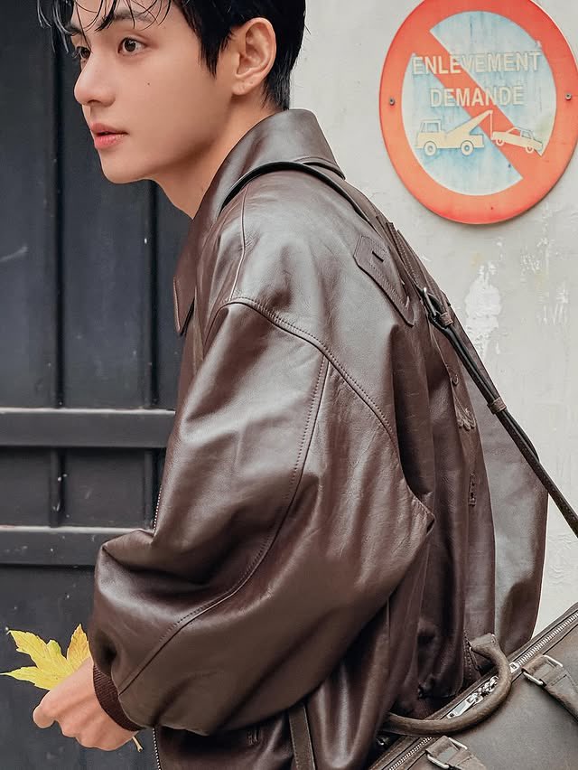 BIGHIT_INFO's tweet photo. [thv] Taehyung on Instagram!

: #ad🍁 #CELINE #CELINEBOSTONBAG @CELINE https://t.co/yW8e8PP7e7