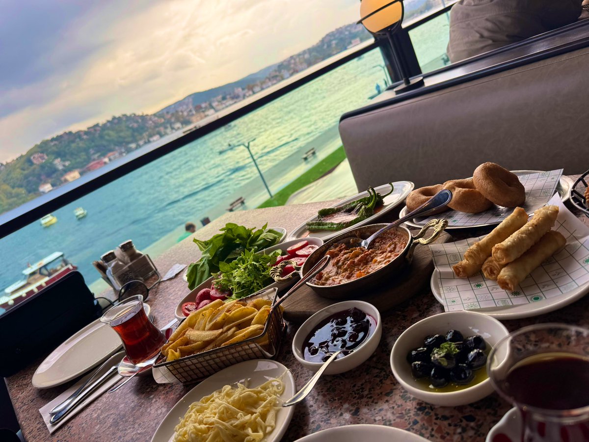 Istanbul sabahı ☀️

Lokmada güzel bir başlangıç 
#sahıbe #köle #geldherrin #herrin