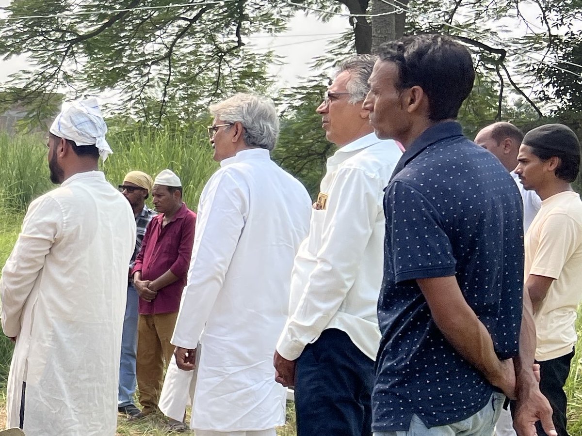 amitjnp76's tweet image. आज खेतासराय के समाजवादी विचारधारा के सच्चे सिपाही हाजी सिराजुद्दीन अहमद सेराज साहब के सुपुर्दे ख़ाक के समय उपस्थित हुआ। सेराज साहब के साथ बिताए पल आज एक-एक कर आंखों के सामने ताज़ा होते चले गए—वो अपनापन भरी बातें, समाजवादी पार्टी के राष्ट्रीय अध्यक्ष माननीय श्री अखिलेश यादव जी के…