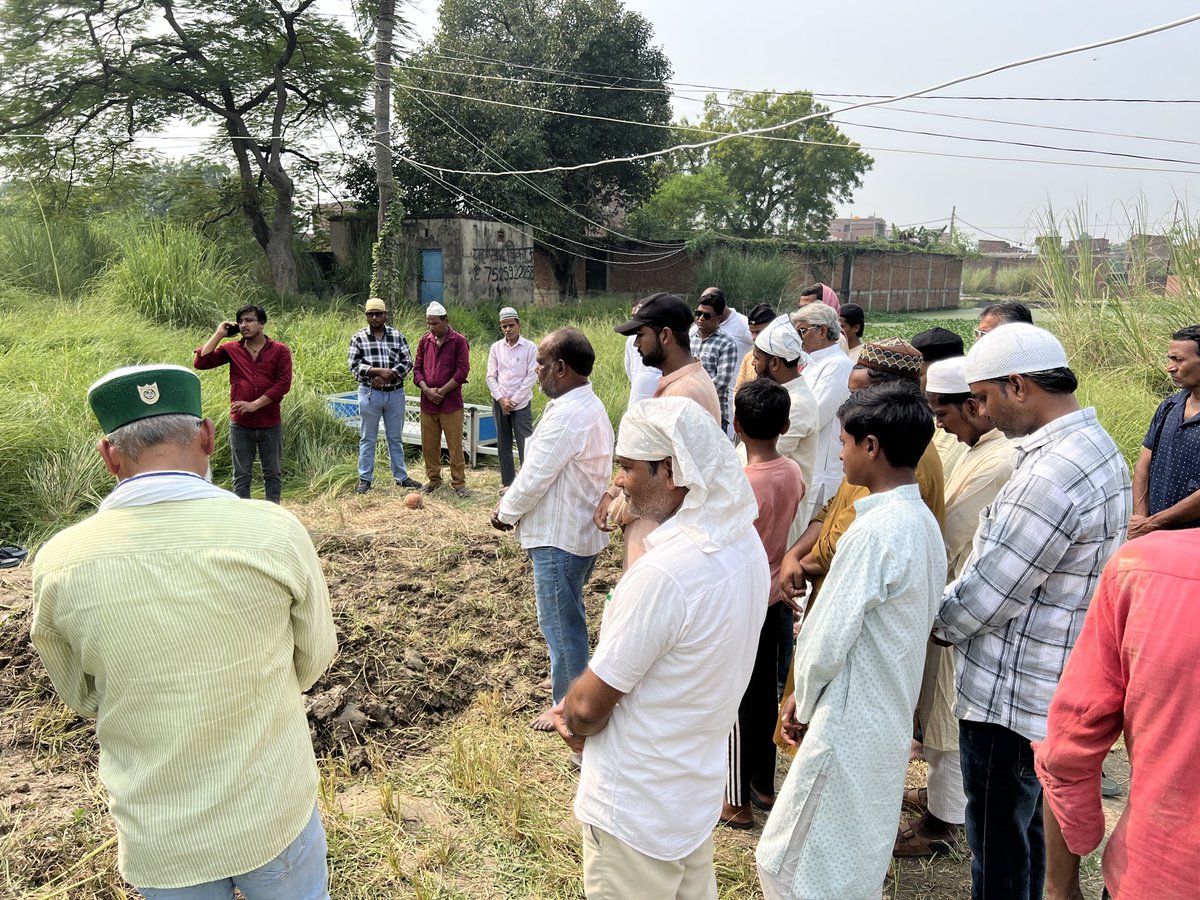 amitjnp76's tweet image. आज खेतासराय के समाजवादी विचारधारा के सच्चे सिपाही हाजी सिराजुद्दीन अहमद सेराज साहब के सुपुर्दे ख़ाक के समय उपस्थित हुआ। सेराज साहब के साथ बिताए पल आज एक-एक कर आंखों के सामने ताज़ा होते चले गए—वो अपनापन भरी बातें, समाजवादी पार्टी के राष्ट्रीय अध्यक्ष माननीय श्री अखिलेश यादव जी के…