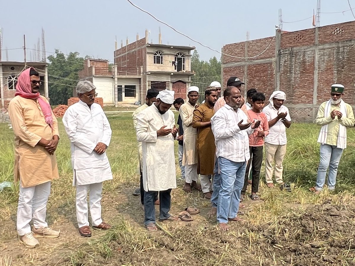 amitjnp76's tweet image. आज खेतासराय के समाजवादी विचारधारा के सच्चे सिपाही हाजी सिराजुद्दीन अहमद सेराज साहब के सुपुर्दे ख़ाक के समय उपस्थित हुआ। सेराज साहब के साथ बिताए पल आज एक-एक कर आंखों के सामने ताज़ा होते चले गए—वो अपनापन भरी बातें, समाजवादी पार्टी के राष्ट्रीय अध्यक्ष माननीय श्री अखिलेश यादव जी के…