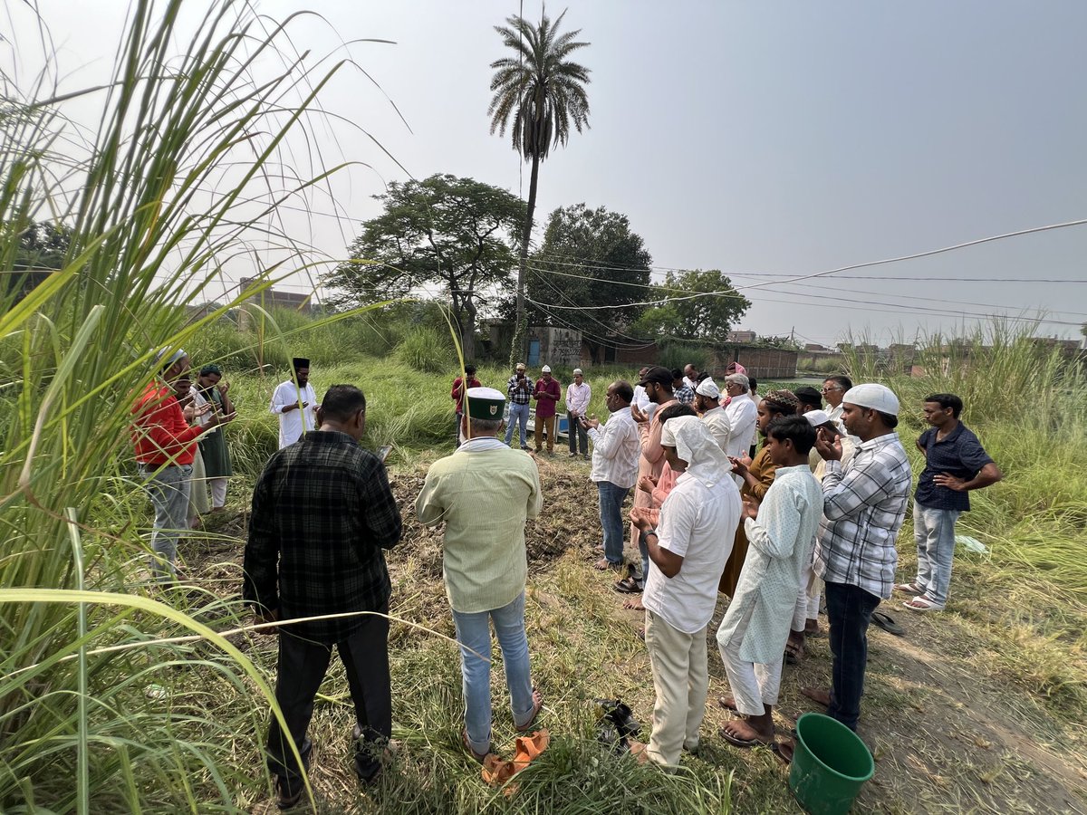 amitjnp76's tweet image. आज खेतासराय के समाजवादी विचारधारा के सच्चे सिपाही हाजी सिराजुद्दीन अहमद सेराज साहब के सुपुर्दे ख़ाक के समय उपस्थित हुआ। सेराज साहब के साथ बिताए पल आज एक-एक कर आंखों के सामने ताज़ा होते चले गए—वो अपनापन भरी बातें, समाजवादी पार्टी के राष्ट्रीय अध्यक्ष माननीय श्री अखिलेश यादव जी के…