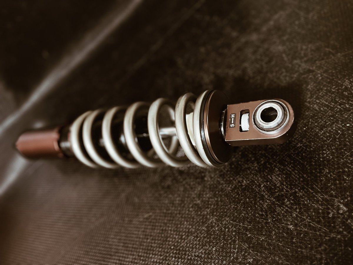 spiritshocks's tweet image. 追加情報

弊社デモカー ZC33Sのリアにも装着している
コイルオーバーショックのサンプルを店頭に展示致します

車両側は覗かないと見れませんが、サンプルであれば、ゆっくりご覧いただけると思います

ご興味ある方は、お気軽にお立ち寄りくださいませ😊