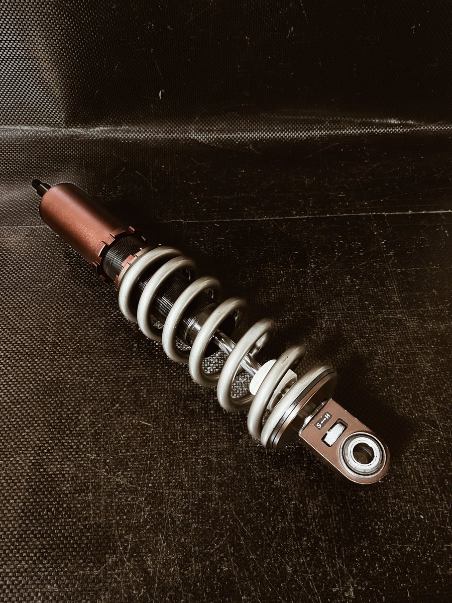 spiritshocks's tweet image. 追加情報

弊社デモカー ZC33Sのリアにも装着している
コイルオーバーショックのサンプルを店頭に展示致します

車両側は覗かないと見れませんが、サンプルであれば、ゆっくりご覧いただけると思います

ご興味ある方は、お気軽にお立ち寄りくださいませ😊