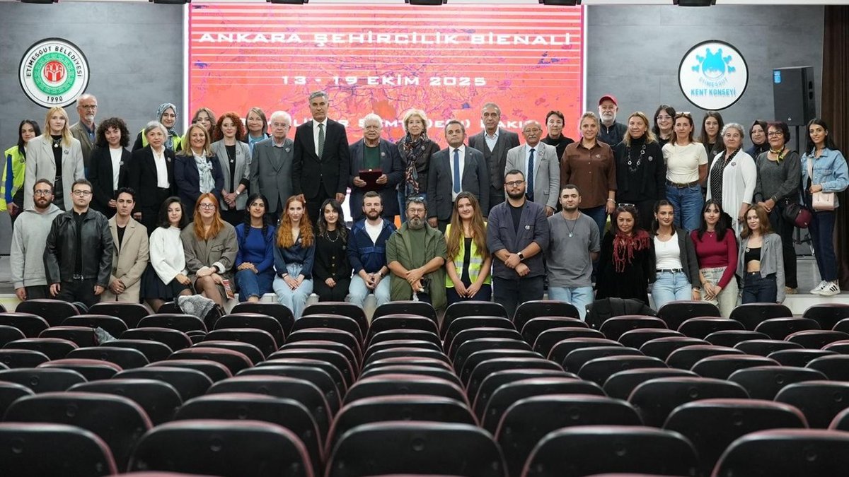 13-19 Ekim tarihleri arasında gerçekleşen İlhan Tekeli Şehircilik Vakfı’nın düzenlediği Ankara Şehircilik Bienali’ni, genel koordinatörü Funda Erkal ile konuşuyoruz.

<a href="/acikmimarlik/">açık mimarlık</a> şimdi, radyonuzda!