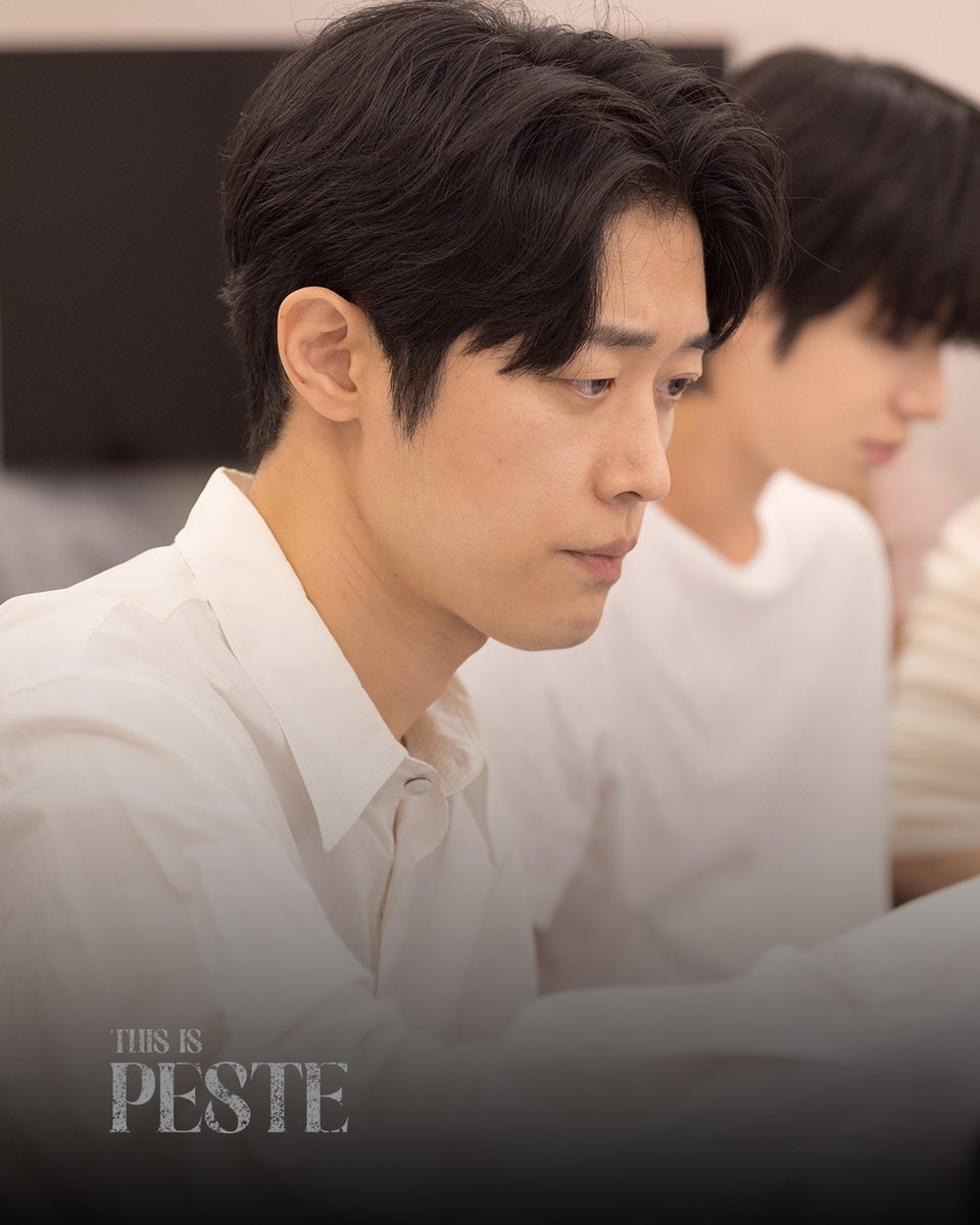 #뮤지컬페스트 #페스트 #콘서트 #PESTE

연습 사진 공개 #02

ＲＡＭＢＥＲＴ
랑베르 박영수 
𝐓𝐇𝐈𝐒 𝐈𝐒 𝐏𝐄𝐒𝐓𝐄

📌 예매  : 티켓링크 단독  
📅 2025.10.31 – 11.2  연세대 대강당  

#박영수 #PESTE