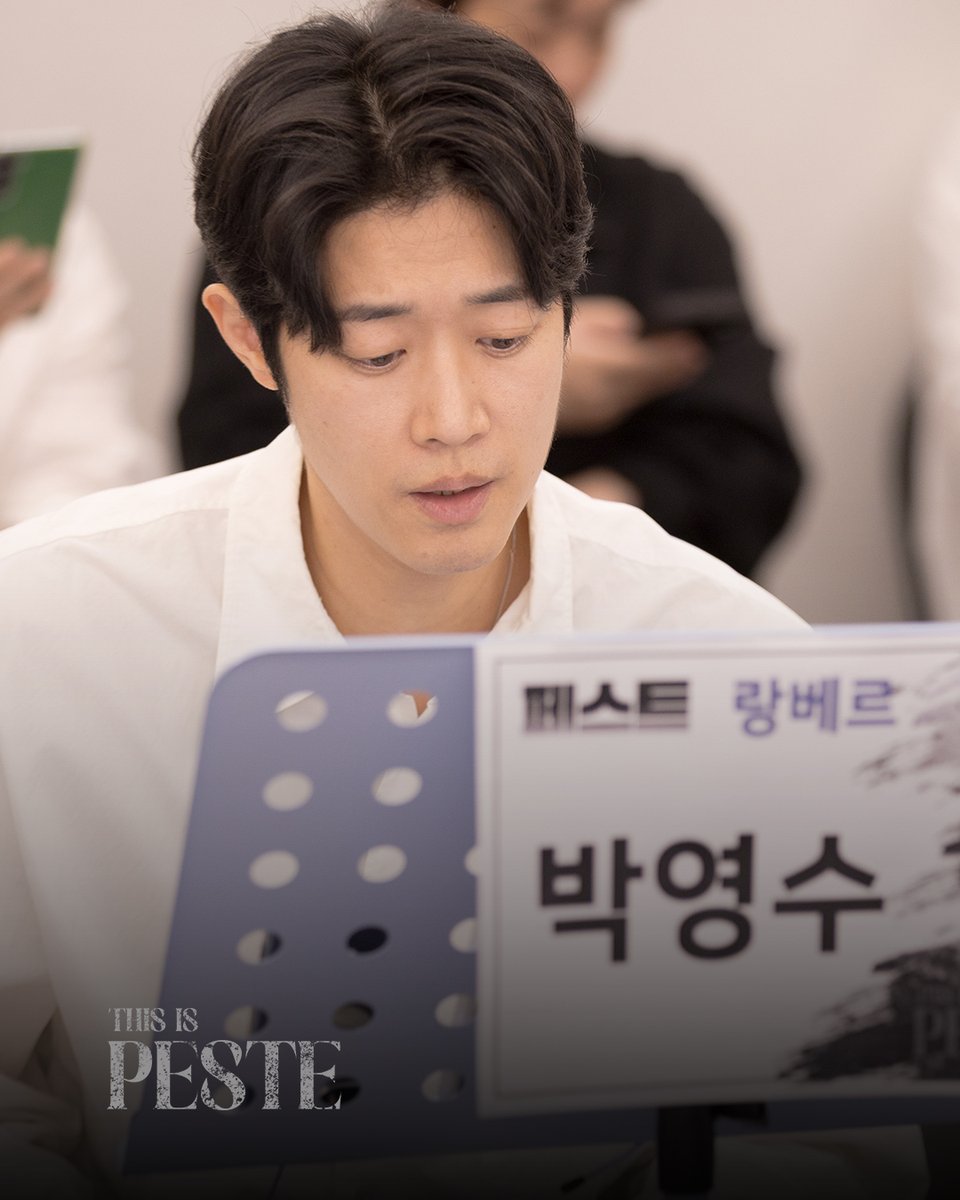 #뮤지컬페스트 #페스트 #콘서트 #PESTE

연습 사진 공개 #02

ＲＡＭＢＥＲＴ
랑베르 박영수 
𝐓𝐇𝐈𝐒 𝐈𝐒 𝐏𝐄𝐒𝐓𝐄

📌 예매  : 티켓링크 단독  
📅 2025.10.31 – 11.2  연세대 대강당  

#박영수 #PESTE