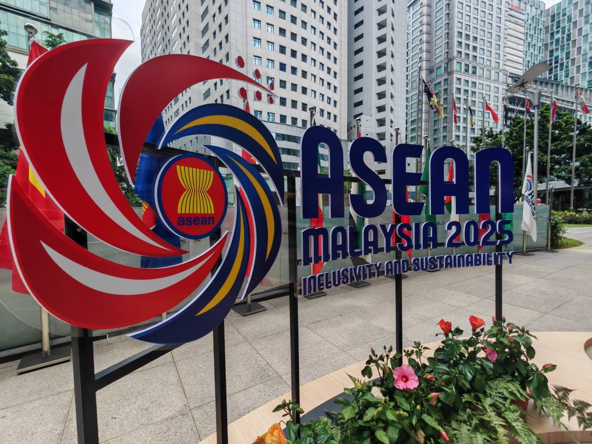 Pemimpin Dunia yang Hadir ke Persidangan ASEAN 2026 Kuala Lumpur

&gt;10 Pemimpin dari ASEAN 
&gt;PM Timor Leste 
&gt;PM Australia 
&gt;PM New Zealand 
&gt;Presiden US 
&gt;Presiden Korea Selatan
&gt;PM Jepun 
&gt;Premier China 
&gt;TPM Rusia 
&gt;Presiden Brazil 
&gt;PM Kanada
&gt;Presiden EU Council 
&gt;SecGen PBB