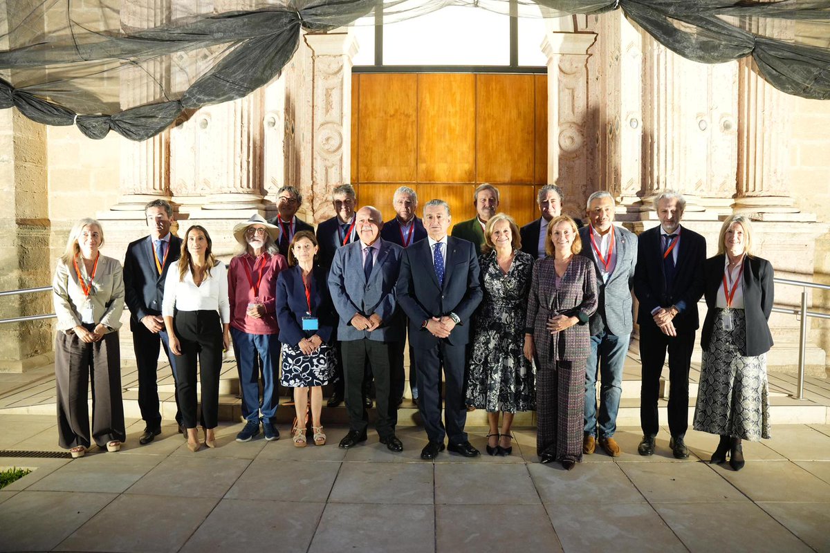 Ayer, día 22 de octubre , en el Pleno del debate sobre el estado del SSPA. Junto al presidente del Parlamento, Consejero de Sanidad, Viceconsejerías y Colegios Profesionales.