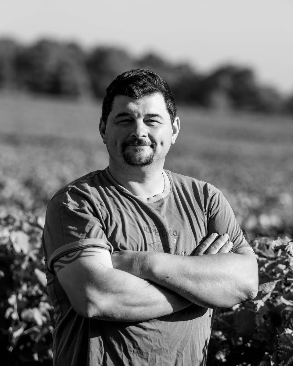 ChateauBrown's tweet image. Portrait d’équipe – Frédéric, 25 ans de passion au Château Brown 🍷
Il connaît Brown comme sa poche et maîtrise TOUT, il est l’un des garants de la qualité de nos vins.
Venez le rencontrer lors de nos prochaines portes ouvertes les 6 &amp;amp; 7 Décembre !
#ChâteauBrown #pessacleognan