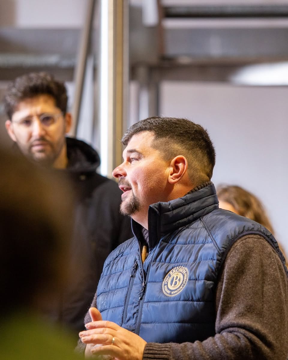 ChateauBrown's tweet image. Portrait d’équipe – Frédéric, 25 ans de passion au Château Brown 🍷
Il connaît Brown comme sa poche et maîtrise TOUT, il est l’un des garants de la qualité de nos vins.
Venez le rencontrer lors de nos prochaines portes ouvertes les 6 &amp;amp; 7 Décembre !
#ChâteauBrown #pessacleognan