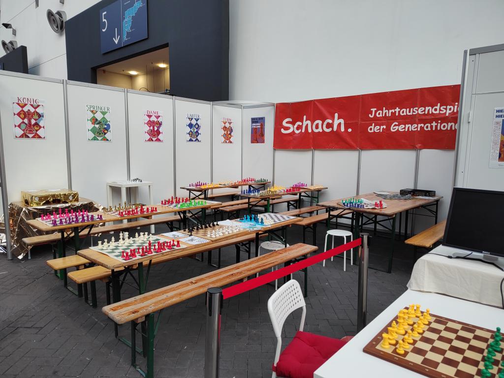Falls wer von euch mich auf der <a href="/SPIEL_Messe/">SPIEL@Essen - #SPIEL24</a> besuchen mag, bin bis 14:30 am Stand der <a href="/SJNRW/">Schachjugend NRW</a> 😄