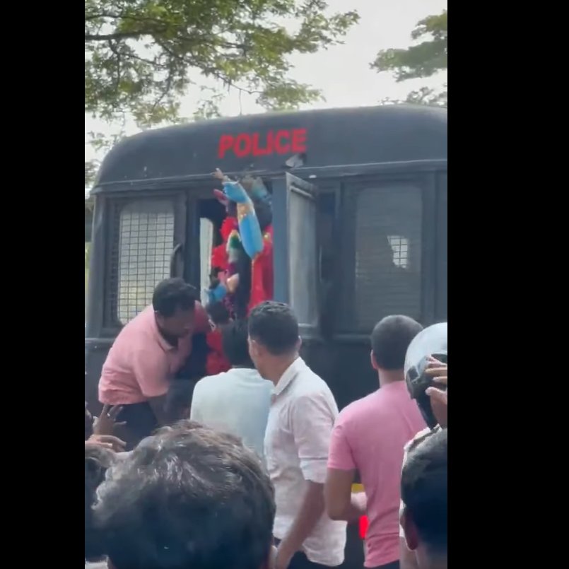 SenguptaShubh's tweet image. পশ্চিমবঙ্গে মেয়েদের আটটার পর বেরোতে বারণ করেছে তৃণমূল কংগ্রেস সরকার। এতটাই &quot;সুরক্ষিত&quot; মেয়েরা এই রাজ্যে। কালদ্বীপে মা কালীর মূর্তি ভেঙেছে জিহাদীরা। বিসর্জনের জন্য মা কে তোলা হচ্ছে প্রিজন ভ্যানে। এটাই হিন্দুদের ভবিষ্যত। এখনো যদি হিন্দুরা একজোট না হয়, আরও খারাপ সময় আসছে।