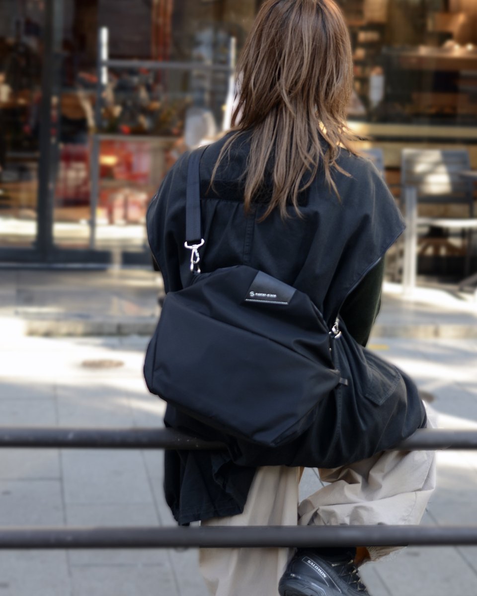 COCOON – Autumn &amp; Winter 2025/26
2025.10.24.Fri. Release.

「COCOON」シリーズの本体には、東レのエコユース®をはじめとするリサイクルナイロンやエコカウレザーを採用。

左右のスナップボタンを留めることで、立体的で柔らかなコクーンシルエットが完成します。