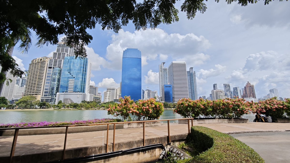ChainersGame's tweet image. The next day, our Chainer was all about enjoying the beautiful scenery of the city and making new friends - from amazing cosplayers to some terrifying robots (approached with caution due to past trauma - IYKYK) 👁️
#GamescomAsia offered an amazing experience and our Chainer is…