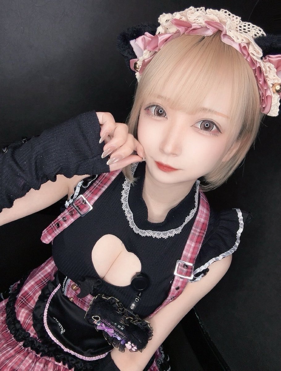 ぴあいん🐈💘
休み明け！元気！！！！
久々のピンク🫶
そんでもって魔王城の扉が
アップデートされたみたいだよ🏰✨
ご帰城お待ちしてるね🐦‍🔥
#でぃすとぴあ