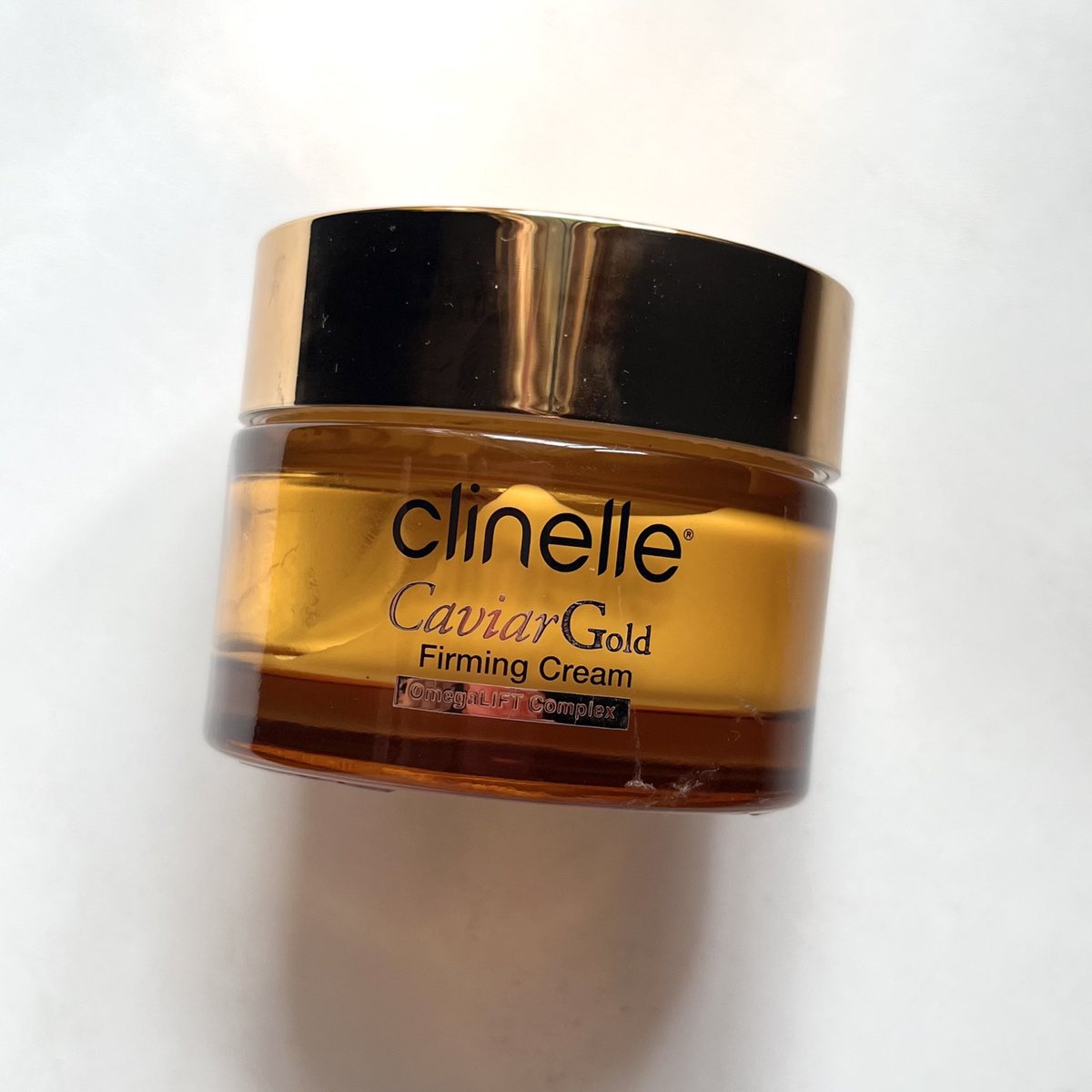 underrated bgt sih Clinelle Caviar Gold Firming Cream ini, ada kandungan emas 24K dan caviarnya loh 😭

pas harga emas lg makin mahal, Clinelle malah kasih moisturizer yg ada kandungan emasnya .. teksturnya ringan, cepet meresap &amp; ga bikin berminyak.