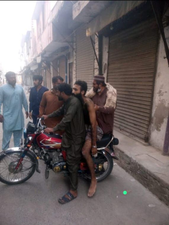 بائیک پرموجود یہ زخمی شخص انکا نام علی اصغر ہے مریدکے میں رینجرز کی گولی لگنےسے شدید زخمی حالت میں اہل علاقہ نے13تاریخ کی صبح تقریبا8بجے قریبی مریدکے تحصیل ہسپتال کی ایمرجنسی میں داخل کروایا تھااب علی اصغر کی کوئی خبر نہیں مل رہی نا ہی ہسپتال والے کچھ بتا رہے
#مریدکےظلم_کی_داستان