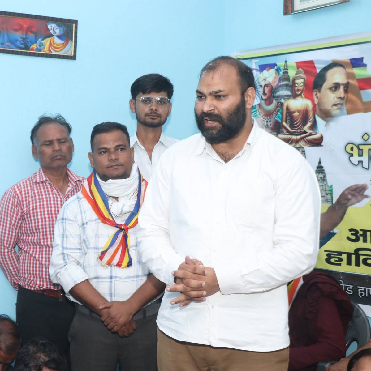 आदरणीय  बहन कुमारी मायावती जी ने  युवाओं को पार्टी में भागीदारी देने की बात की है पर युवाओं को भागीदारी की बात  जमीनी स्तर पर देखने को नहीं मिलपा रही बहनजी से निवेदन है उपकार बावरा जी को पश्चिम यूपीकी जिम्मेदारी मिलनी चाहिए <a href="/Mayawati/">Mayawati</a> <a href="/AnandAkash_BSP/">Akash Anand</a> <a href="/PalVishwnathbsp/">Vishwanath Pal</a> <a href="/bawra_upkar/">Upkar Bawra</a>