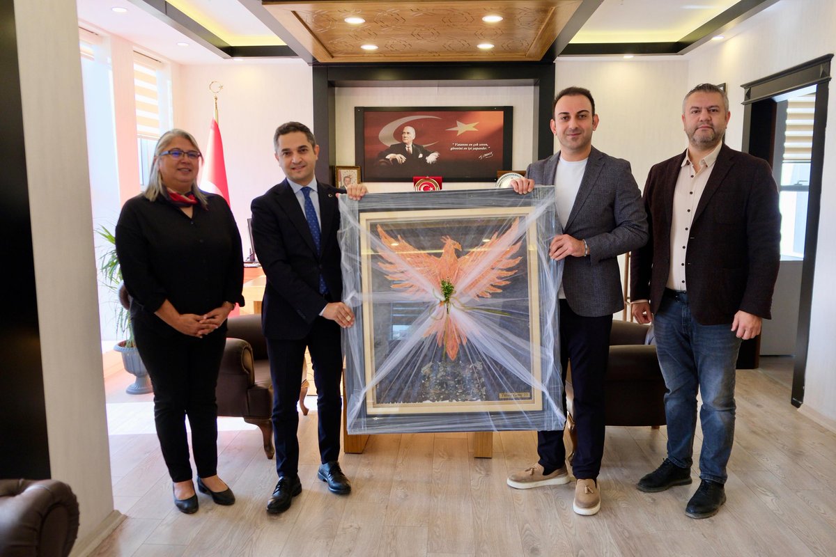 Defne Kaymakamımız Sayın Oğuz Cem Murat’ı, Kültür ve Turizm Bakanlığı Somut Olmayan Kültürel Miras Taşıyıcısı, ipek dokuma sanatçısı Tülay Genç ile birlikte makamında ziyaret ettik.