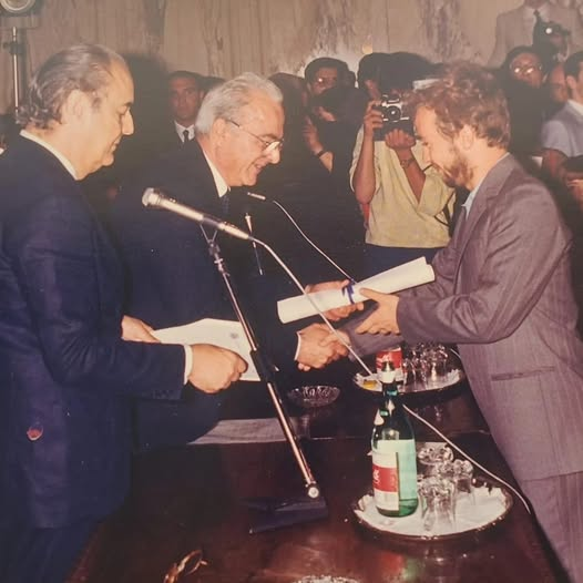 domani saranno 40 anni dalla mia laurea all'Università di Pisa. Qui la consegna del diploma da parte del rettore, prof. Bruno Guerrini