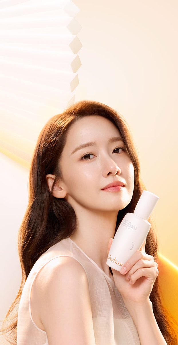 Rainie_mikevid's tweet photo. Chaemin noticed and pointed to YoonA's Sulwhasoo ads at Lotte Duty Free in the airport. 
Indeed our big fanboy hahaha 😁

#YoonA #윤아 #임윤아 #LimYoonA
#BonAppetitYourMajesty https://t.co/oWGO6J5jO3