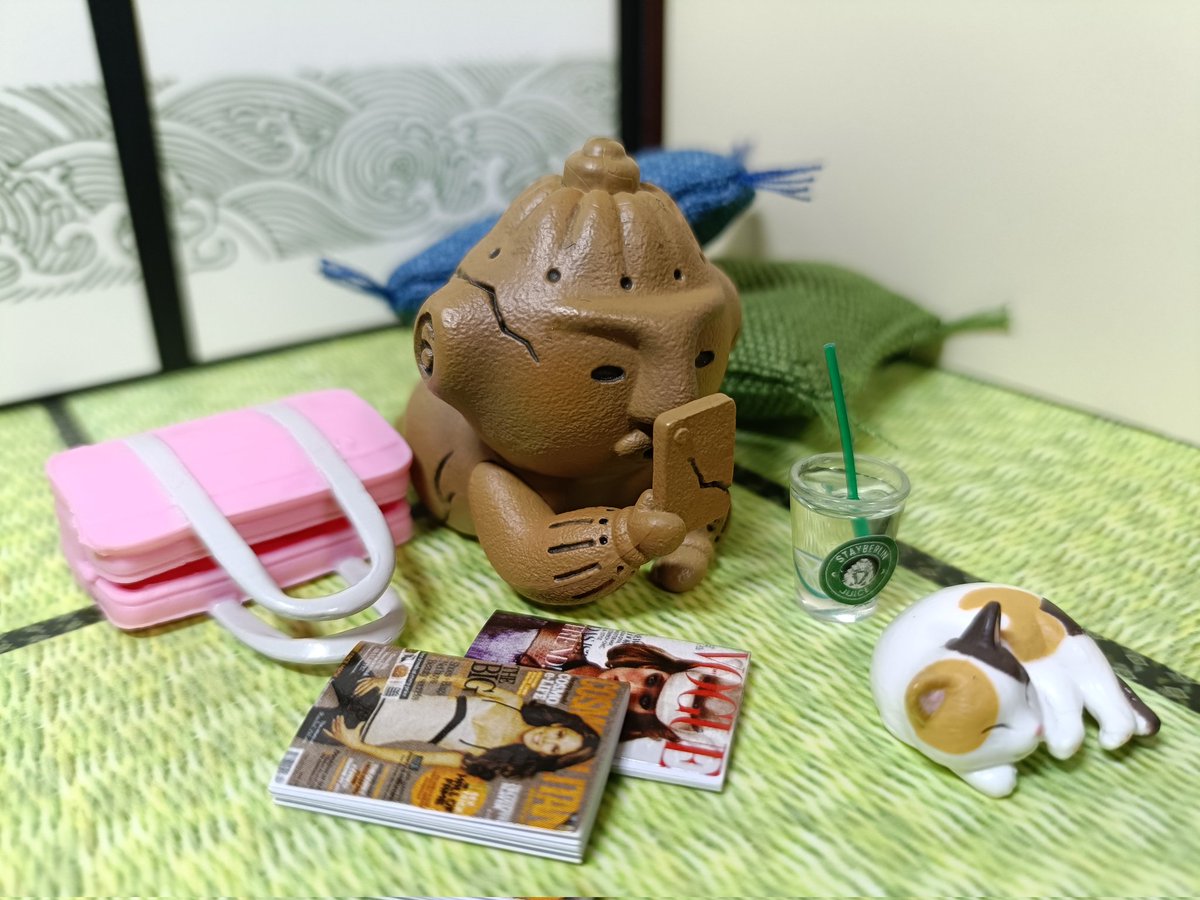 #KIWIのおもちゃ箱

365日ぐうたらしたい💕笑
『パンダの穴 どぐうたら』✨

三種GETぉ！！🔥
一番お気に入りはスマホいじってる土偶ちゃん🤎✨
誰だってぐうたらしたいですよね～💦

#ガチャガチャ #カプセルトイ #ガシャポン #パンダの穴 #オモ写